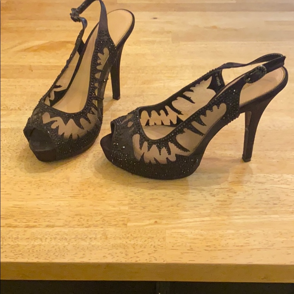 Lady Couture Black pump w/jeweled accents-like new